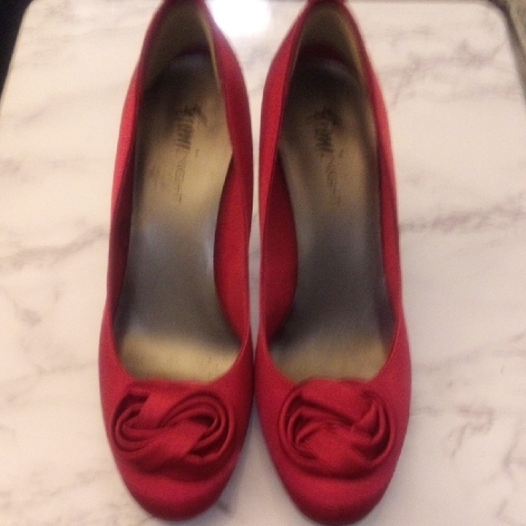 FIONI  Vibrant Red Satin Heels - Roses On Top - Picture 1 of 10